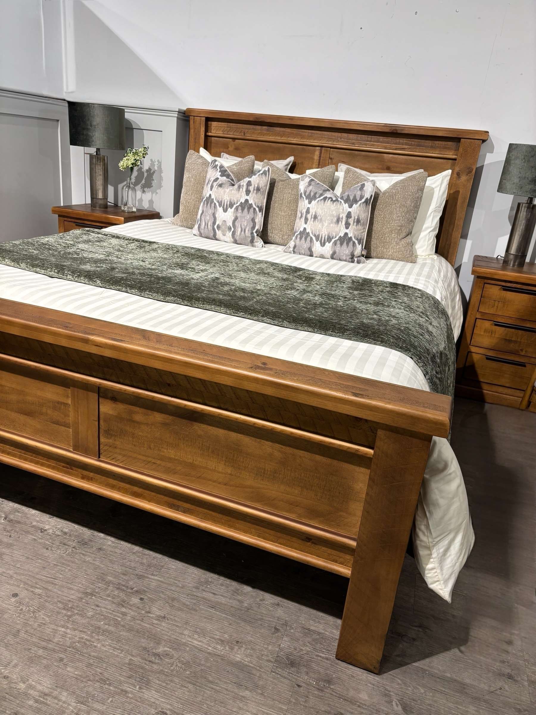 Calgary 4'6'' Double Bedframe