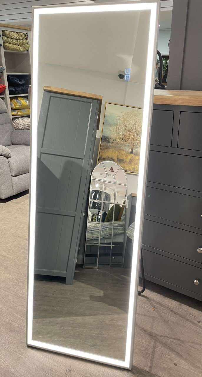 Hollywood LED Leaner Mirror