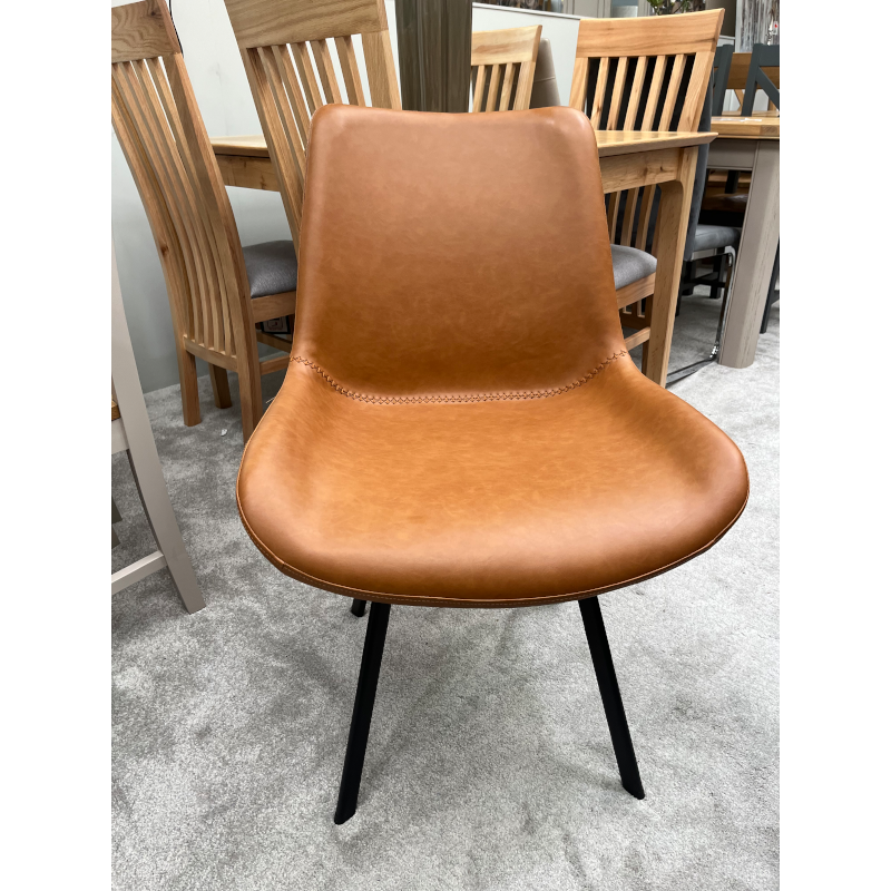 Nero Saddle Chair
